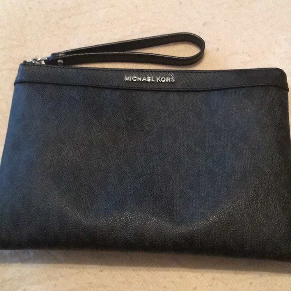 Michael kors medium wristlet